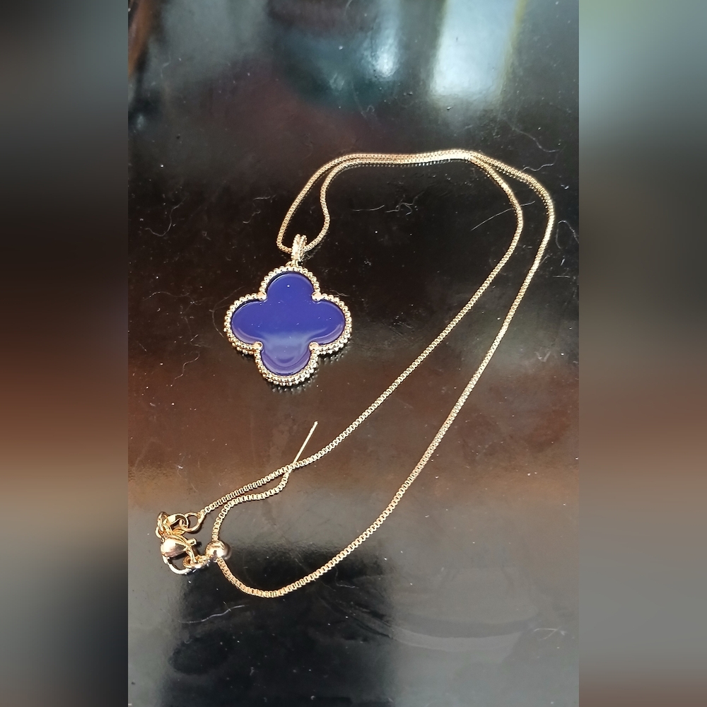 Beautiful 18 K Gold Filled Quadrafoil Imitation Lapis Pendant Necklace